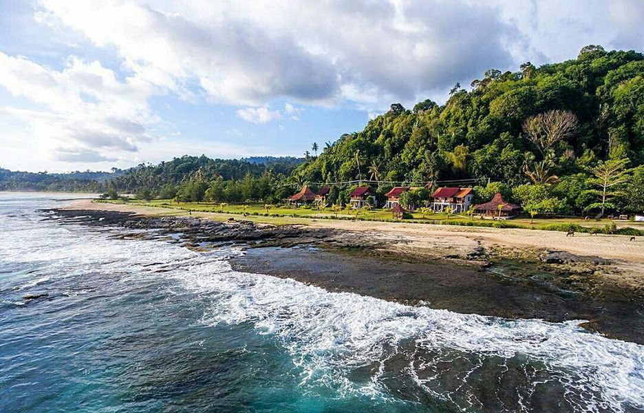 pantai nancala salah satu spot surfing yang paling diburu oleh para peselancar dunia.